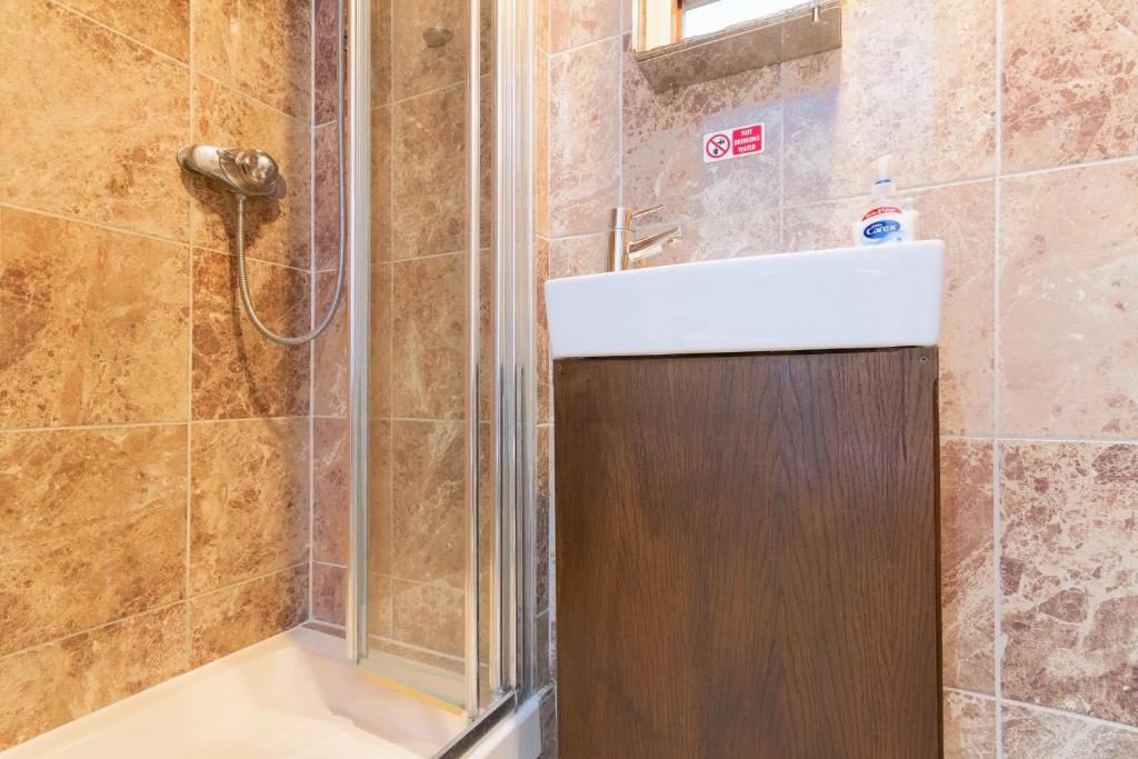 En-suite shower room with marble tiling