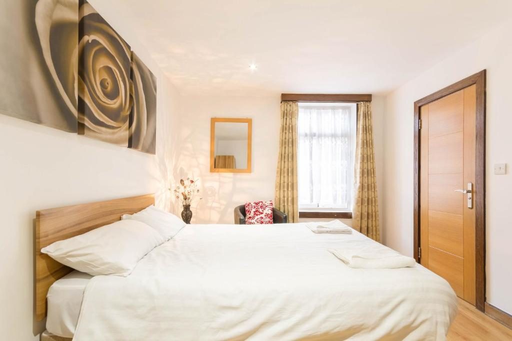 Double room with a double bed by the window