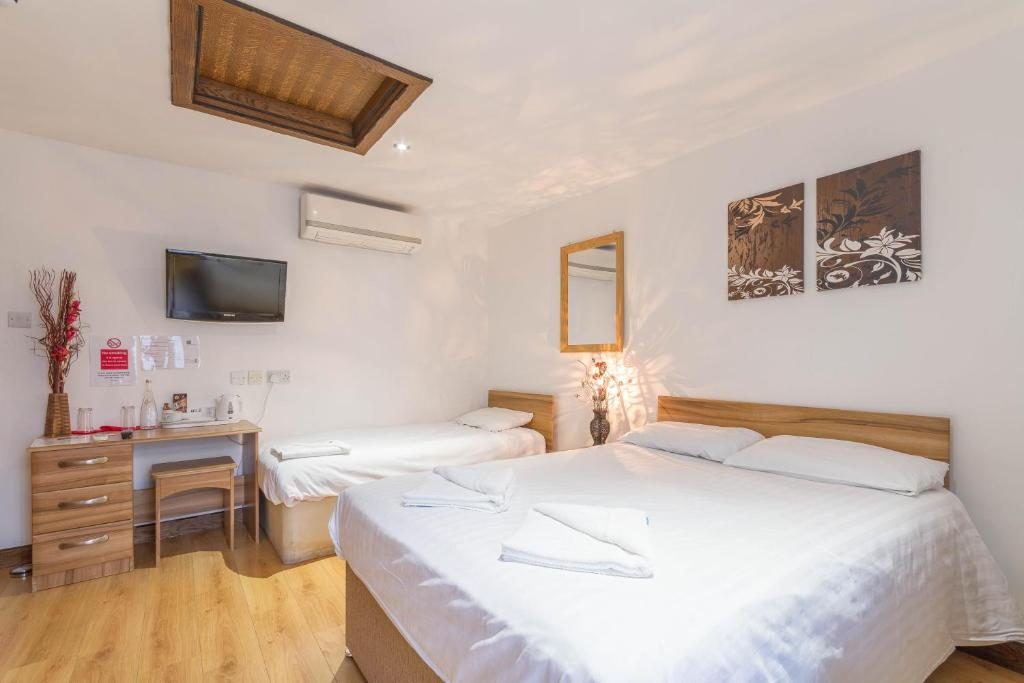 Twin/double room with a double bed and a single bed